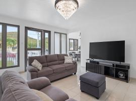 Los Llanos에 위치한 호텔 Modern Home with Private Pool in Coamo 4BR