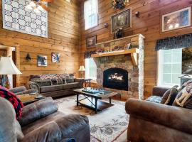 Spectacular Lake Cabin! Sleeps 14, Private Lake Access and Dock, Hot Tub, Free Parking!، فندق في سيفيرفيل