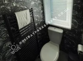 Contemporary 3-Bedroom Lodge - Peaceful Hollyhocks Pitch, West Sands
