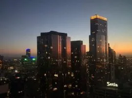 High-Rise Lvl 59 2B1B Apartment with City Views - Central CBD Location