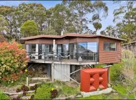 Cottage with forest & ocean views 5 min from Lorne