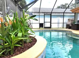Oviedo Escape- Heated Pool & Hot Tub, hotel i Oviedo