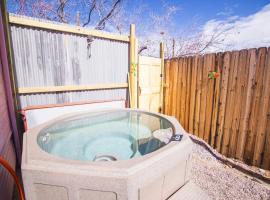 Rosy's Oracle with Private Hot Springs Tub, hotel en Truth or Consequences