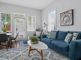 Rooftop Porch In 3-story Home Two Blocks To King