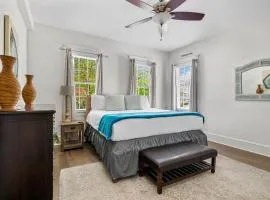 The Oyster Suite 2BR Steps to King Sleeps 4