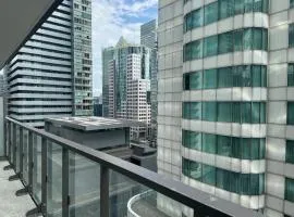 Modern 2 Bed, 2 Bath with Balcony - near CN Tower and Rogers Center