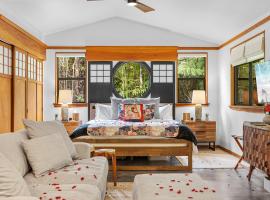 Volcano Tea House Cottage-SpaBath-HotTub-FirePlace, Hotel in Volcano