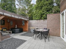Getaway with Bikes & Whirlpool, hotel i Grou