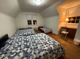 Airport Family Rooms- 10 Min to YVR, Free Parking & High Speed Wi-Fi