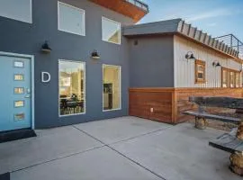 Timber & Tin D 2Bed 2Bath w Pool & Rooftop Deck