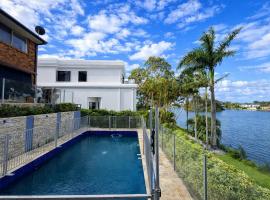 5BR Waterfront Haven with Deck Garden & Sunlit Bedrooms, Hotel in Gold Coast