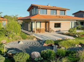 Wooden House With Zen Garden Near Boltenhagen, hotel en Parin