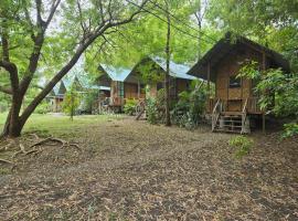 The Cabins at Green Acres Village - Cozy Nature Stay in Moalboal, hotel en Moalboal