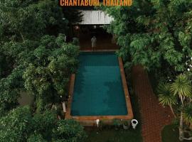 The Moonlight at Chan Home Stay, house on the canal，尖竹汶的飯店