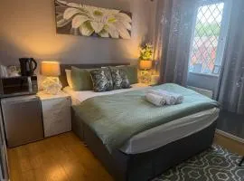 The RS Prime Homestay Premium Private Rooms Near Train Station, Airport, NEC For Company, Contractor Stays - HS2, JLR Onsite Secure Parking