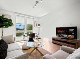 Bright Luxury 2BR Retreat with Pool in Irvine, hotel en Lake Forest