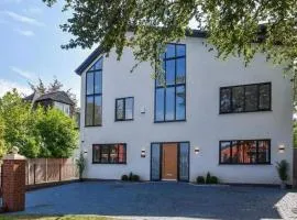 8 Bedroom House Sleeps 20 - Private Garden