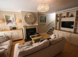2 Bed House - Sleeps 4 - Pets - Parking - Wifi