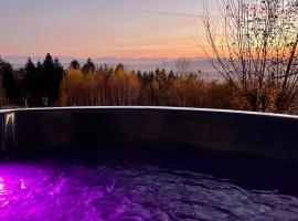 Stylish villa with jacuzzi, terrace, garden, Tatra, Hotel in Naprawa