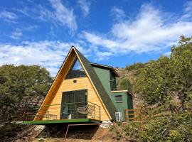 Warm Family Glamping Cabin with Kids Playground, viešbutis mieste Arakapas