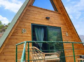 Cozy Glamping Cabin for Couples and Families, viešbutis mieste Arakapas