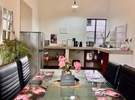 Hephzibah Inn Signature Farm Cottage – hotel w mieście Hermon