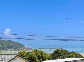 VOYAGE Beautiful sunrise ocean view BEDROOM whole house, 2 rooms on 2nd floor, tatami room on 1st floor, &private garage، فندق في Hyuga