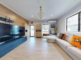 Cozy holiday house Cannon Hill , 3 bed, and just 13 mins from airport and 15 mins from Brisbane CBD
