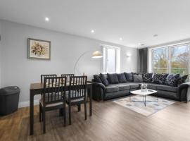 The Isleworth 2BR 2BA with Gated Parking & Balcony, hotel din Isleworth