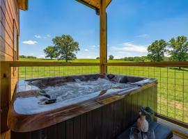 Romantic Smoky Mountain Cabin Hot Tub Pet Friendly, hotel sa Sevierville