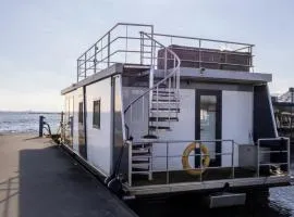 Waterhouse for 4 with Roof Terrace & Lake Views at Sneekermeer