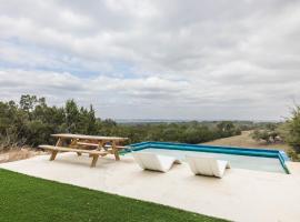 The Roost Farmhaus on 20 acres, hill country view, firepit, swimming hole, Hotel in Spring Branch