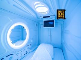 NapTapGo - Japanese Premium POD Hotel - Walk to Noida Electronic City Metro! Wifi, Lounge, Hotel in Noida
