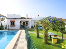 Chalet con piscina aceptamos solo familias con piscina privada y Jardin