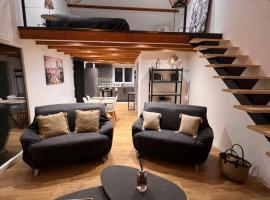 Cozy duplex with enclosed courtyard, parking and EV charging station, hotel i Crottet