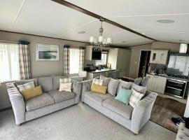 Davies Caravans on Oakdene Forest Park 3 bedroom holiday lodge home - entertainment passes included, hotel i Saint Leonards