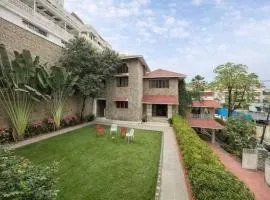 Elegant - 3BHK AC Villa with Lawn BanjaraHills HYD