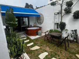 Cozy house with Jacuzzi 5 mins from the beach