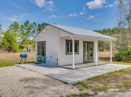 Tiny Home on Working Farm Near Amelia Island!, готель у місті Юлі