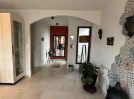 Jolie maison neuve à 4km de la plage, hotel a Bréhal