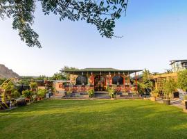 Skyza farms 5 BHK Rustic Villa with Pool & Garden, hotel em Dhānd