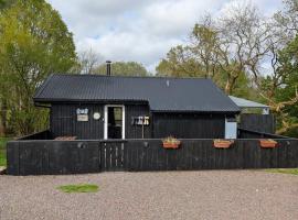 Belle 2 bedroom log cabin with hot tub, forest and loch, Hotel in Dalavich