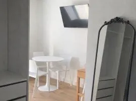 Studio climatisé avec terrasse privative
