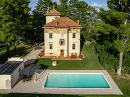 Historic Villa With Pool In The Heart Of Ortezzano, hotel a Ortezzano