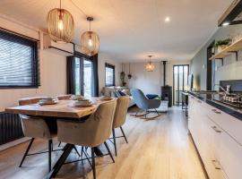 Chalet by swimming lake - 3 bedrooms and air conditioning, Hotel in Zeeland