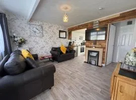 121 Sunbeach - Two bed Chalet at Scratby - Sleeps 5, pet friendly - plus WiFi, bed linen and towels included - FREE swimming passes and Entertainment - Only 300m from the beach