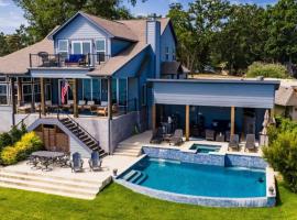 First Cast, hotel a Tool