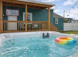 Honeybee Bungalow with Hot Tub
