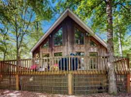 1 Mi to Pickwick Lake! Tranquil Wooded Cabin，Counce的飯店