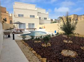 Casa Elana Holiday Home 5 bedrooms with large pool, hotel sa Xagħra
